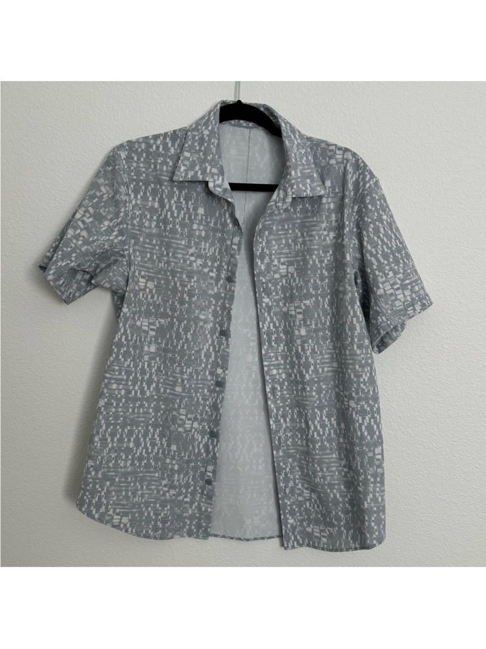 Lululemon men’s short sleeve button up shirt